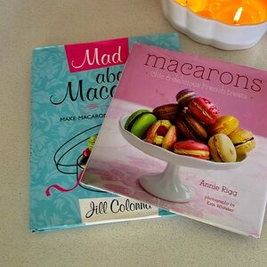 Set of two Macarons cookbooks